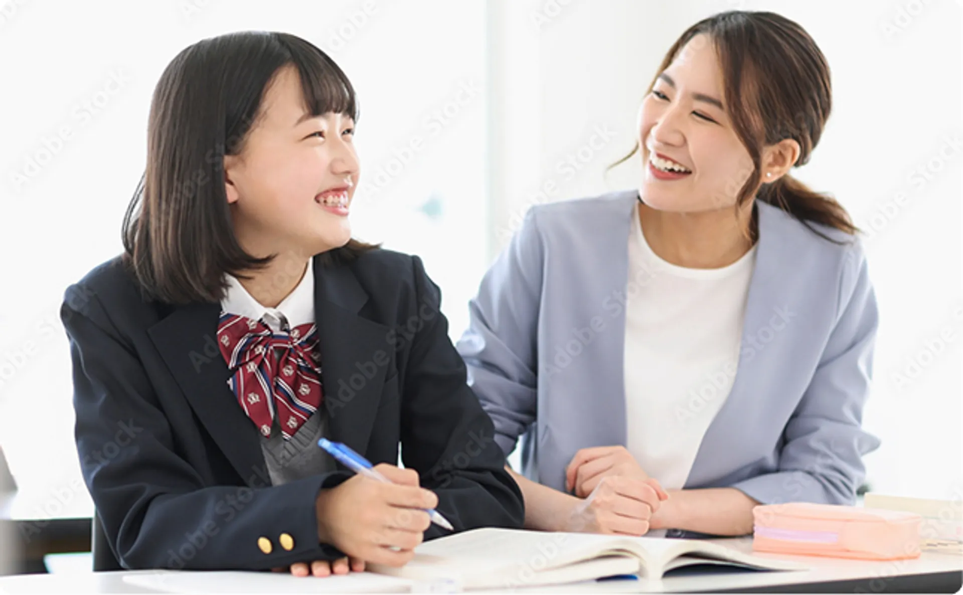 自立学習について対話しながら理解を深める学生の様子